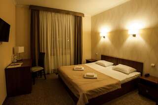 Отель Maria Garden hotel & restaurant Ивано-Франковск Стандартный двухместный номер с 1 кроватью или 2 отдельными кроватями-2