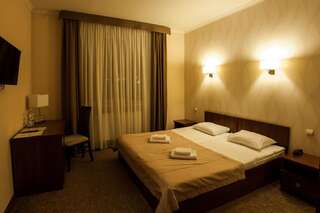 Отель Maria Garden hotel & restaurant Ивано-Франковск Стандартный двухместный номер с 1 кроватью или 2 отдельными кроватями-8