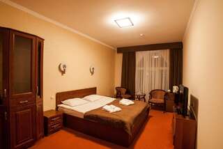 Отель Maria Garden hotel & restaurant Ивано-Франковск Улучшенный двухместный номер с 1 кроватью-1